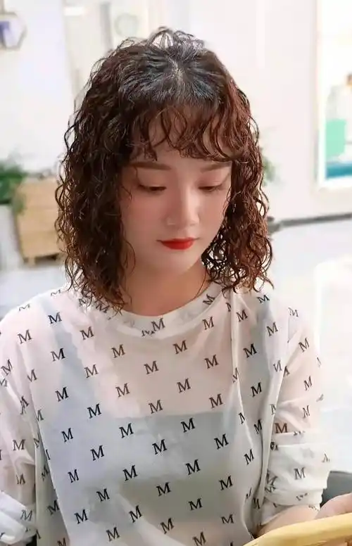 天凉了头发也该烫了今年流行的全头烫上线准备烫发请收藏