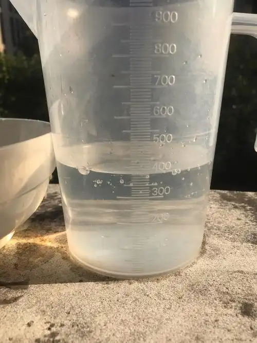 先加入四百毫升的水来试试,之后以一百毫升为递进逐渐加到水满出