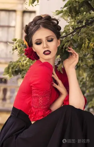 西班牙黑发红嘴唇女人玫瑰