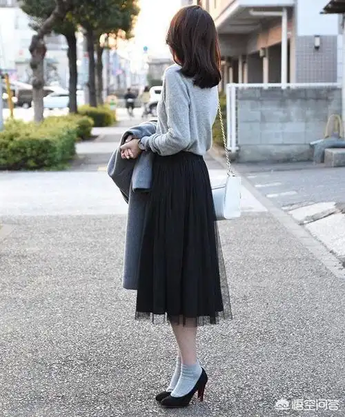 时尚圈里没什么是不可能的,高跟鞋配袜子的时尚你敢搭吗