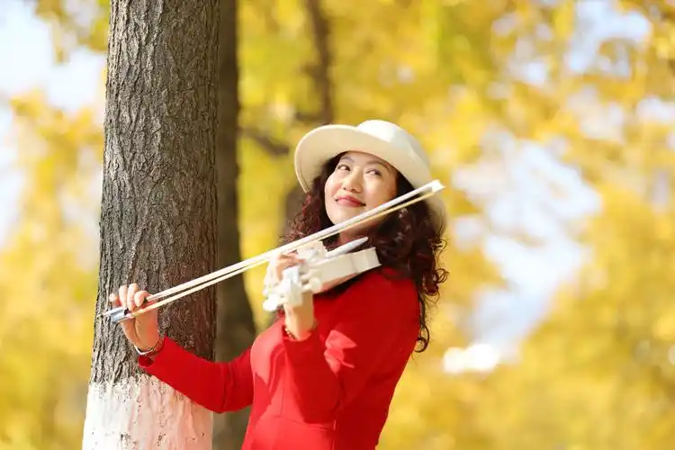 拉起小提琴 浅笑倾听 这是秋意飘零的旋律