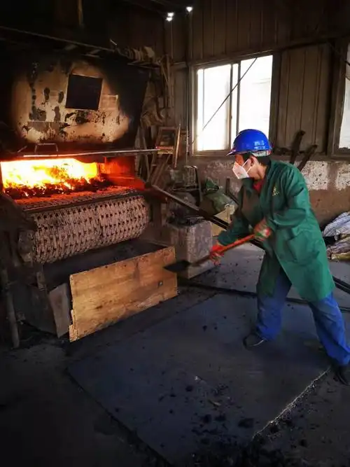 机修左齐贵顶班烧锅炉