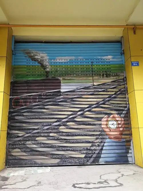 凸显文化特色,五块石街道推进卷帘门美化涂装工作