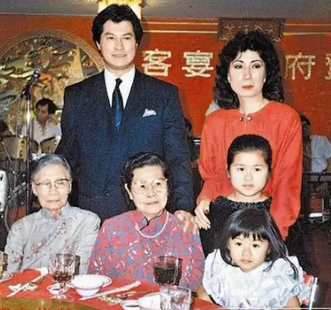 邓光荣虽脾气火暴,他老婆严珍纳也曾说邓光荣十分的专制,不准她外出穿