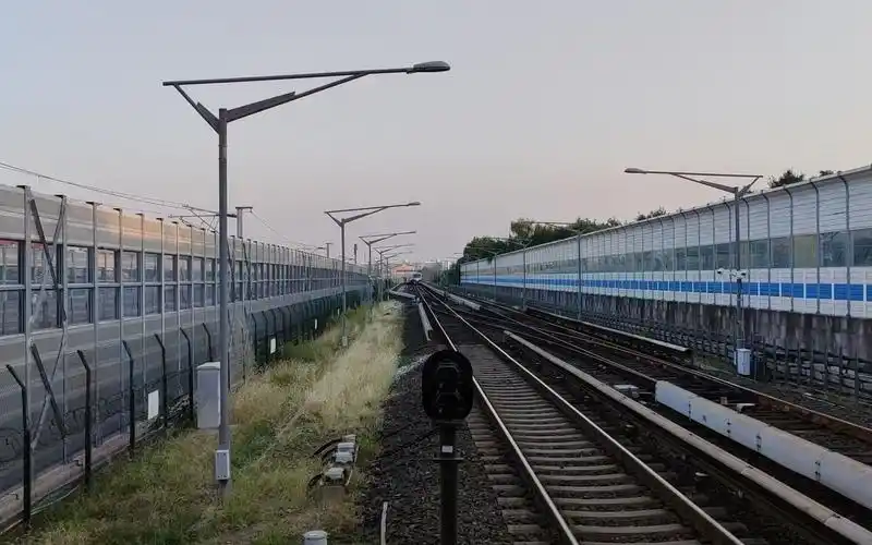 北京地铁13号线上地站下行列车进站