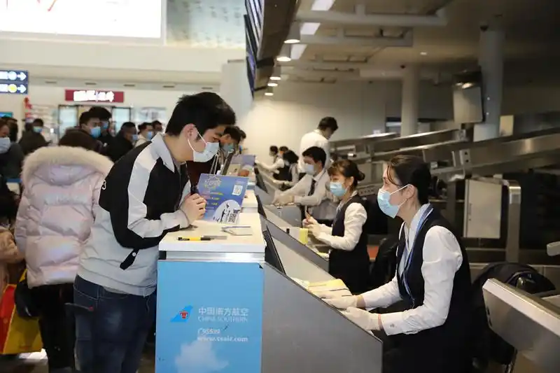 武汉天河机场旅客正在值机.张祥摄