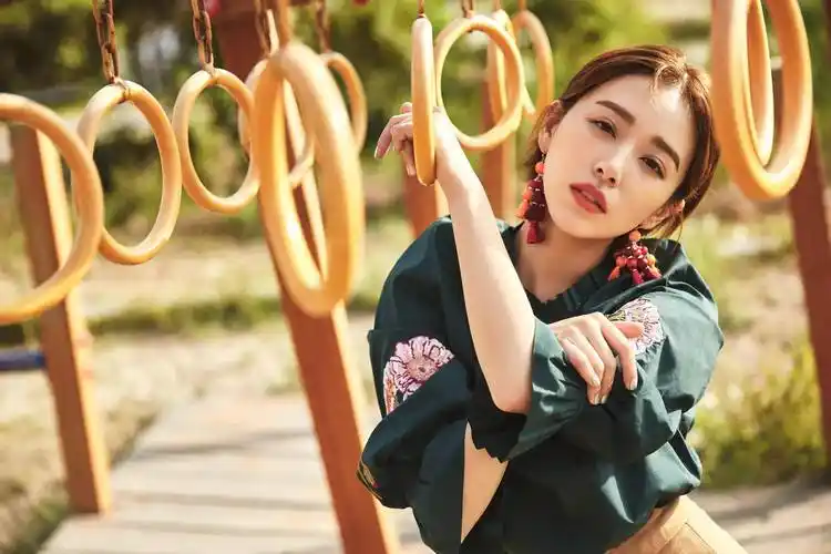 女演员阚清子分享生活照,驾驶大g在外滩游玩引发争议