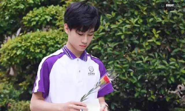 25日,张真源现身巴蜀中学高中毕业照拍摄,素颜顺毛小张穿着校服出现