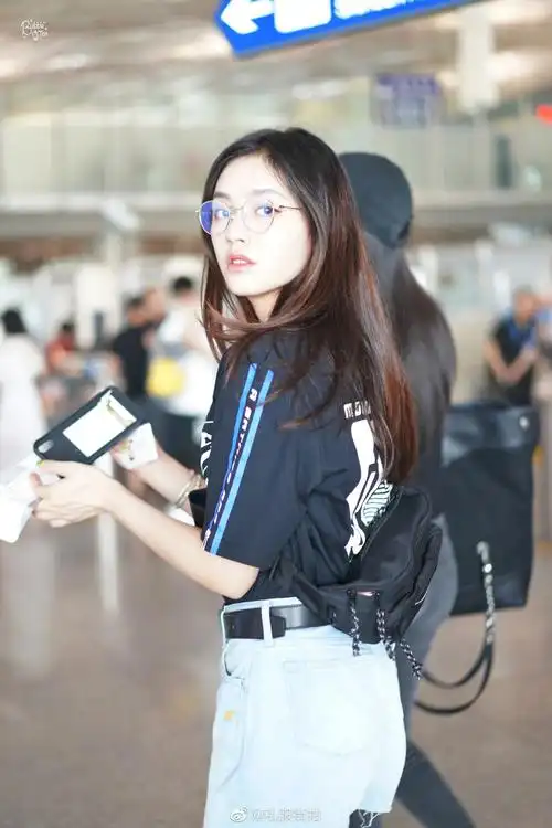 [女神新照]林允走机场,这身装扮给几分? zt