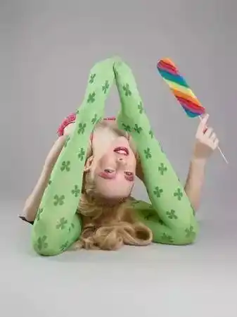 俄国不科学m字腿美女一身软骨功出神入化