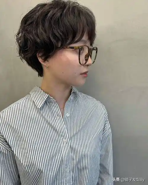 女士短发别乱整,蓬松烫刚刚好,不夸张很时尚_发型_女性_魅力