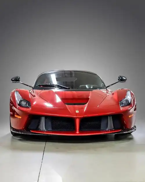 2014 法拉利 laferrari,采用火红色,内饰搭配黑色皮革和红色细节.