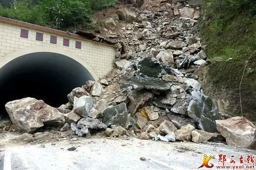 【新闻速递】①持续降雨致使郧西公路损失1.