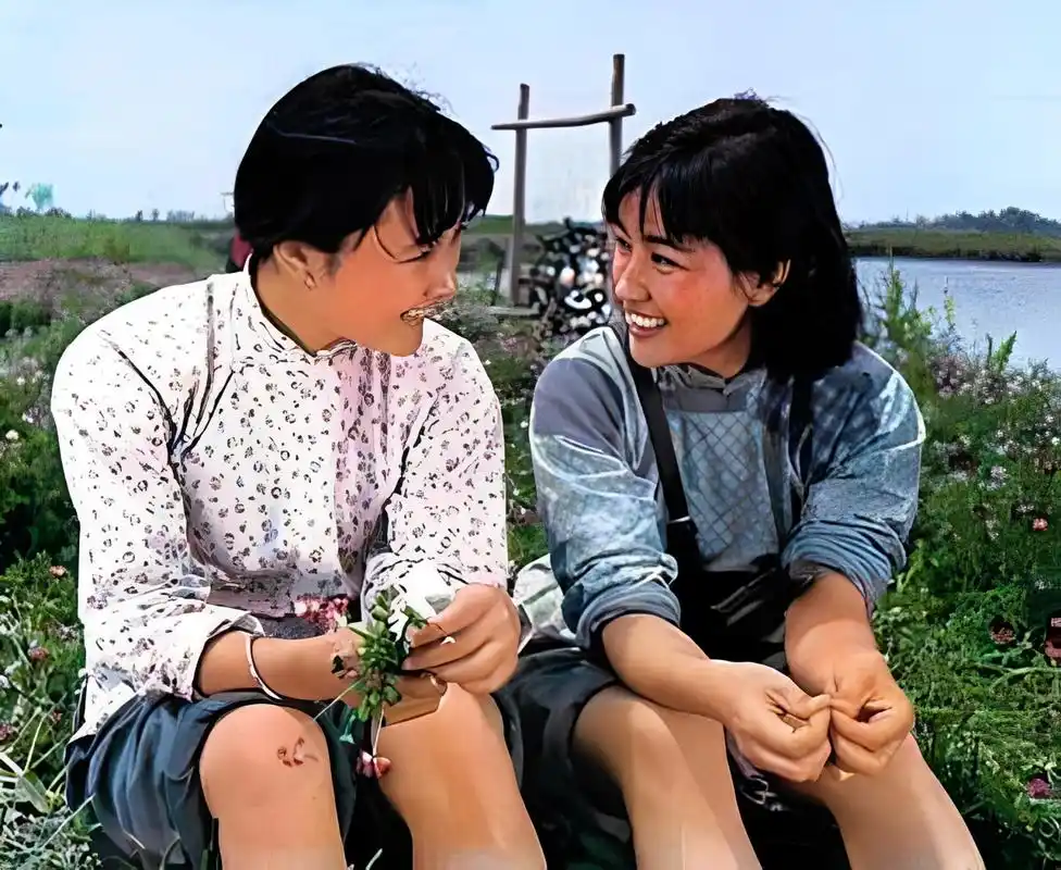 1978年,刘晓庆和陈冲都因他们的电影《小花》在百花奖被授予张合影.