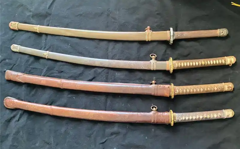 二战鬼子九八式,九四式军刀,两拵,两刀.九四配了个九八鞘.