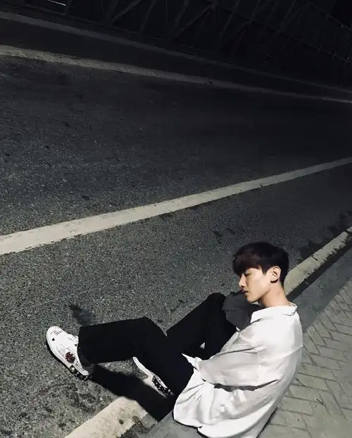 [白敬亭][新闻]171005 白敬亭ins大方放送美颜福利 街拍麻豆届实力一