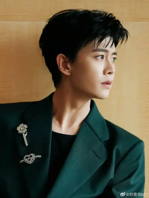 任嘉伦超话亮相线下活动这次给他做的型男三七分短发,每一根发丝都如