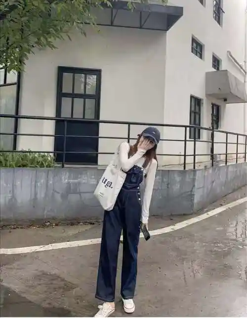 牛仔背带裤搭配什么上衣好看,背带裤穿搭图片大全