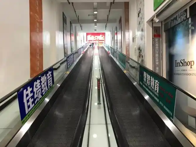 高明大润发一台自动扶梯突发故障_电梯