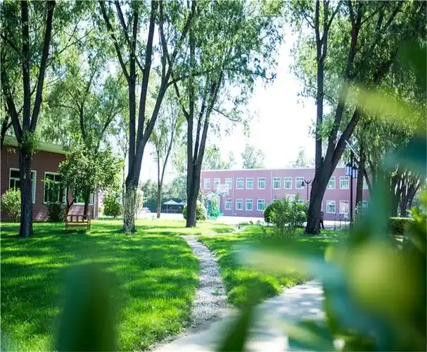 p>北京市清华志清中学坐落于 a target="_blank" href="/item/中关村