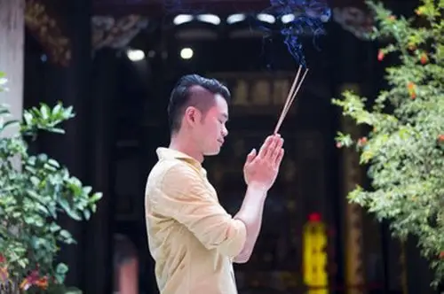 很多人,烧香拜佛后,经常求佛保佑自己,其实,佛没有保佑谁的能力,真正