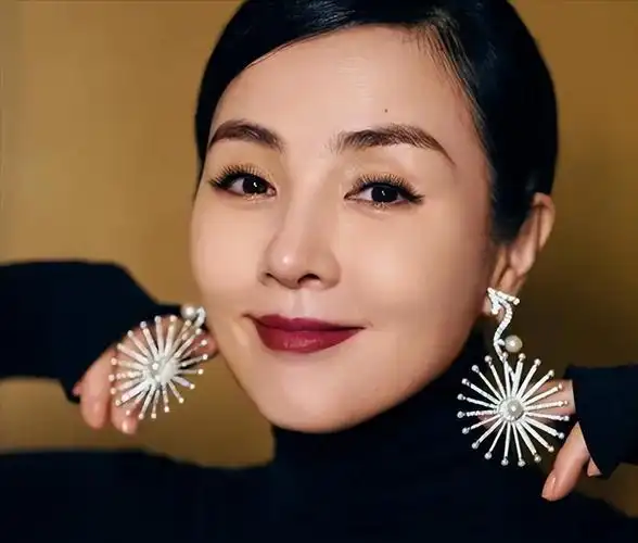 她一脱成名敢掌掴陈宝国演技吊打章子怡出道23年0绯闻