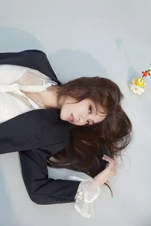 简介:田馥甄优雅迷人时尚写真图片,分享一组田馥甄图片给大家,图中的