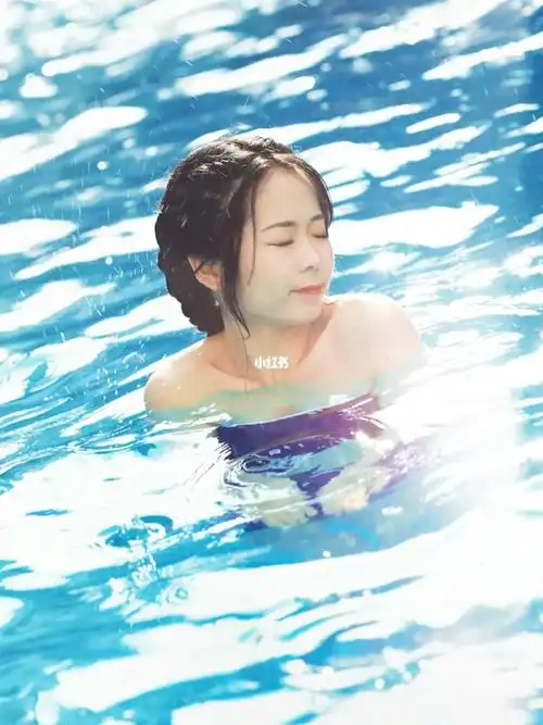 游泳池里的少女