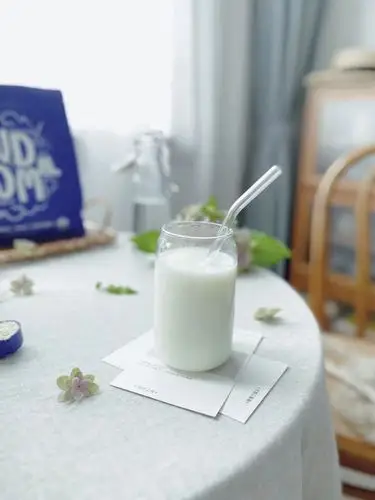 牛奶睡前喝一杯牛奶坚持下来你就会发现比别人美很多偷笑