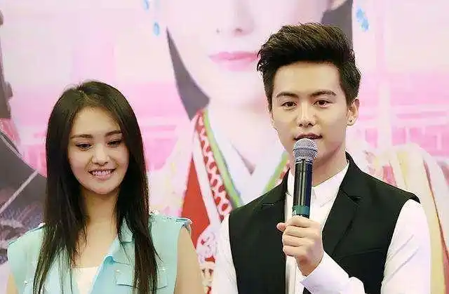 郑爽跟各个男星合照:不管什么时候都是萌萌哒!