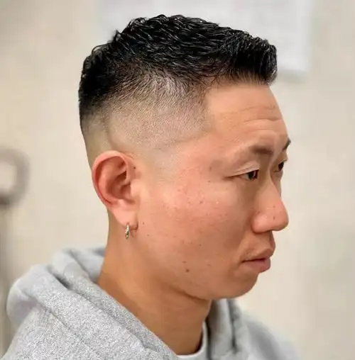 但梳理成了背头的效果,整齐顺服,两边铲青,显得非常利落有型