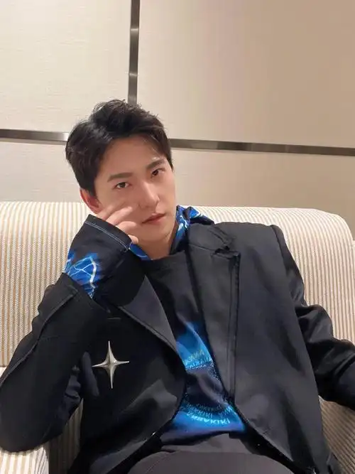 杨洋2021年媒体眼中最有好感的艺人!|杨洋|好感|艺人_新浪新闻