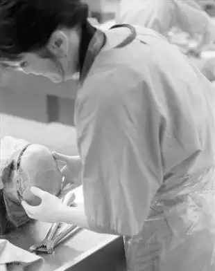 新闻 正文 实拍法医解剖室解剖尸体的真实场面:被解剖出来的人体器官!