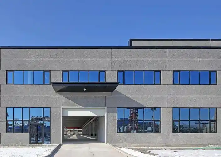 新型装配式工业厂房外观秉持自然风格,简洁大方,清雅肃穆,具有