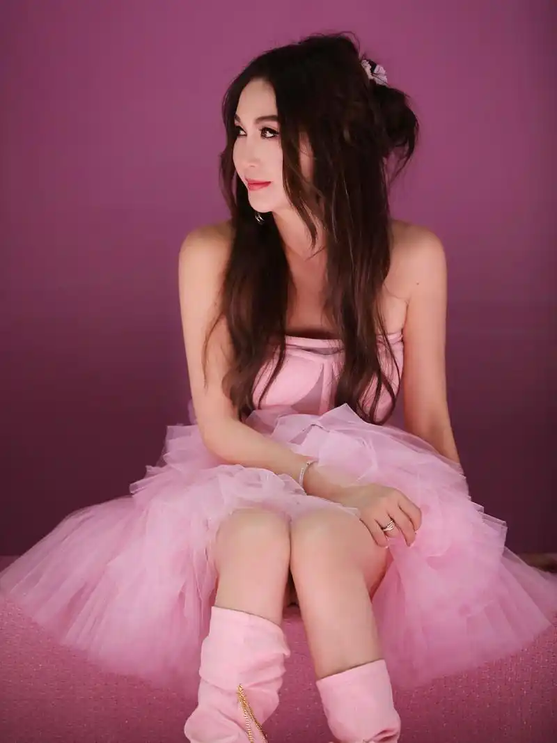 "国民女神"温碧霞,嫁入豪门22年未生育,不曾想55岁她愈发惊艳