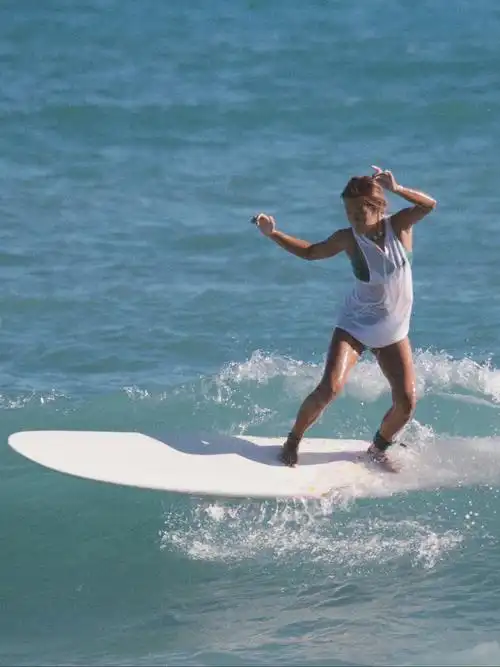 在大东海全神贯注surf