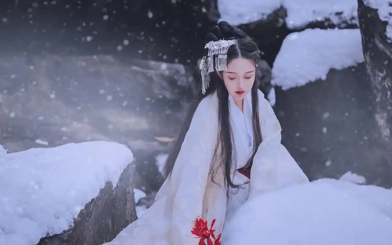 唯美古装美女雪地写真桌面壁纸