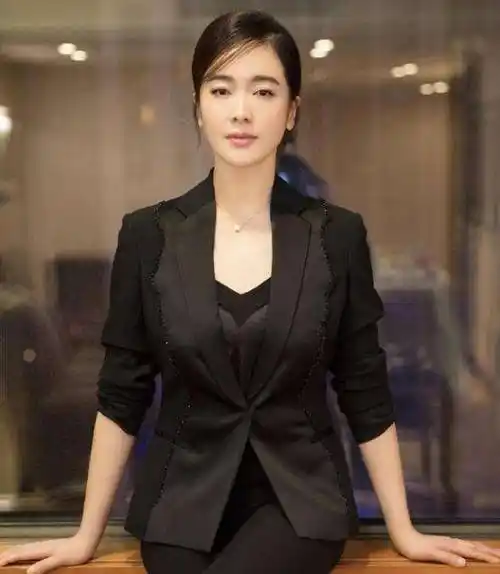 原创42岁左小青近照曝光皮肤白皙粉嫩一双蜜桃腿令人羡慕