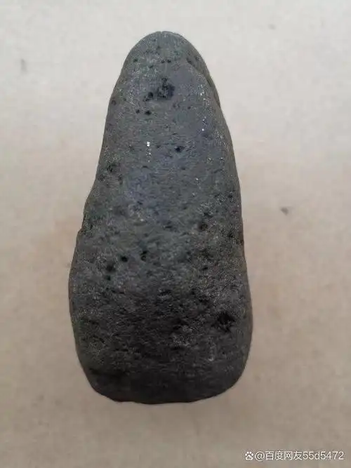 该石铁陨石外观形状像一个扇子,规格为13*12*5cm,重量1412克,有明显的