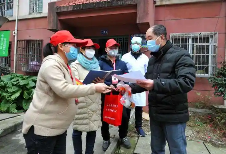 安徽安庆:"最美孕妈"社区党员毕伶俐坚守疫情防控一线