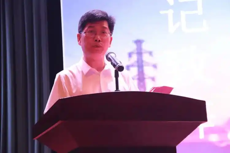 png"> /p>  p>天台中学姜忠勤书记对毕业的孩子们讲述了殷切期