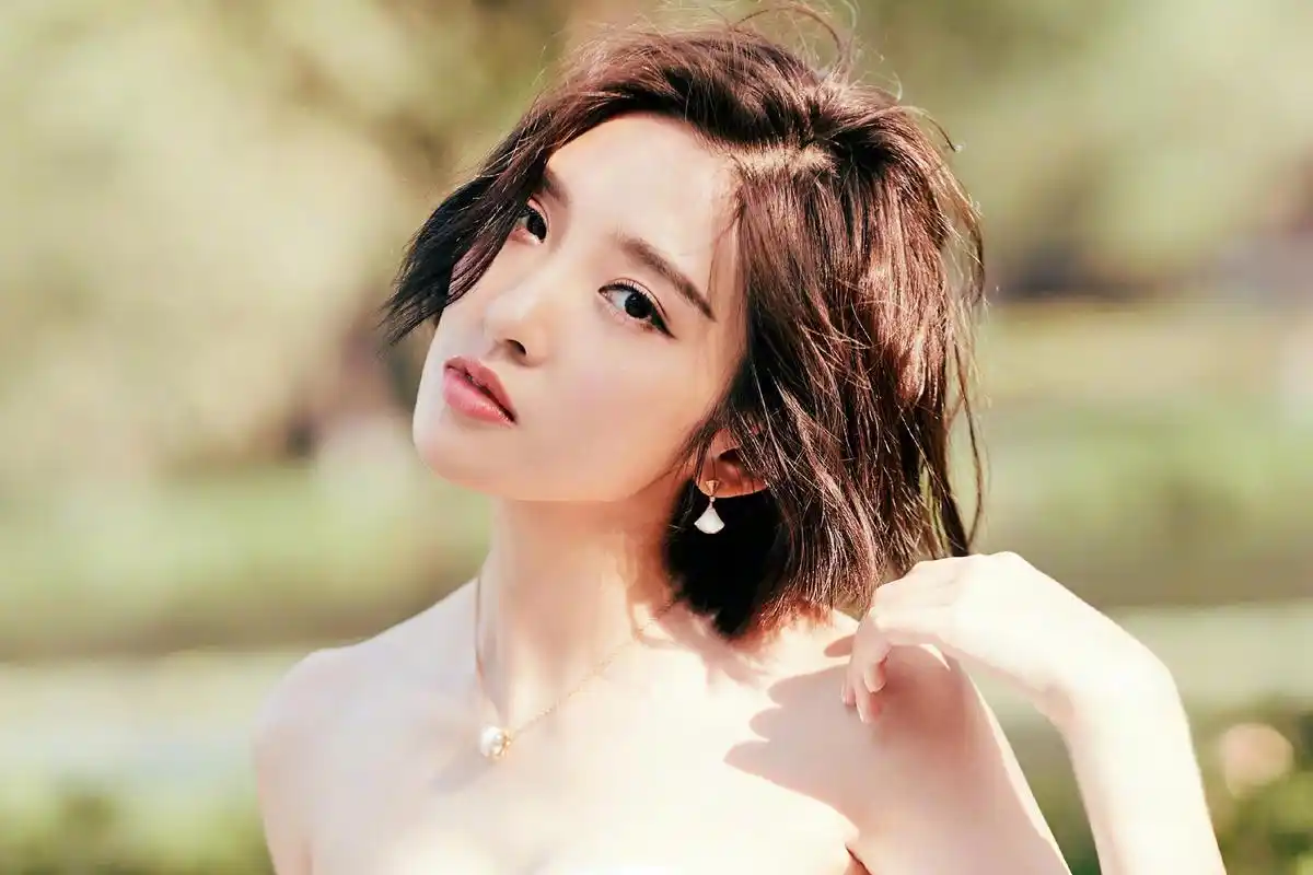 大脸女生适合的短发造型 大脸型适合的短发类型有多种,如短发微卷发型