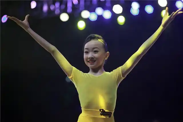 还取得了12岁少儿女单精英组拉丁舞冠军