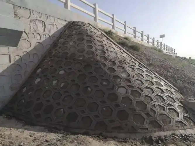 维修桥梁锥坡维修桥梁伸缩缝抓交安设施维护,提升道路通行安全.