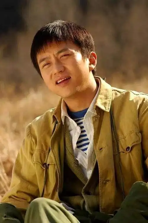 年轻的邓超一头白发到底经历了什么(千锤百炼必成钢坚强拼搏终有果)