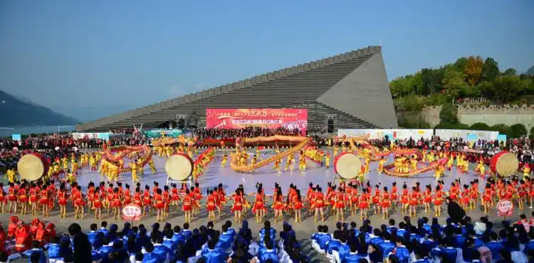 六一儿童节到了,市教育局在广场举办了一场露天文艺演出,演出人员以