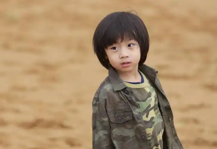 14岁kimi近照曝光,大饼脸塌鼻梁长相随叔叔,体重飙至 170斤! 小小志