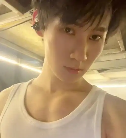 张真源晒最新随拍不是我说这个身材比例也太绝了吧