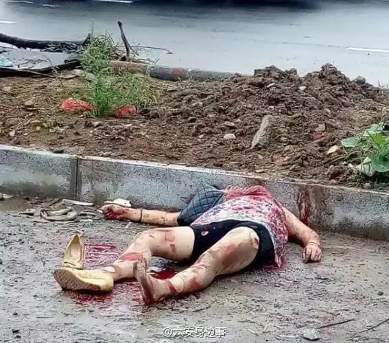 当天早晨一女子驾驶红色奔驰轿车停车后,一男子也下车持刀向其走去,一