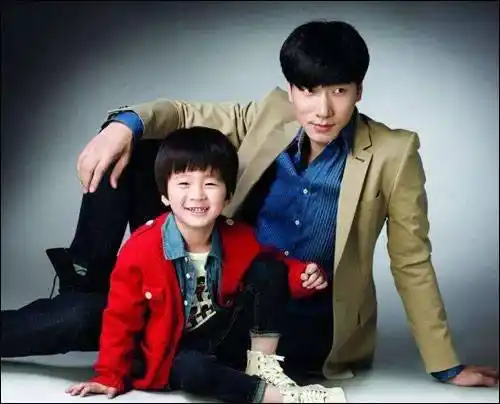 张亮及儿子天天(资料图).张亮及女儿旧照(资料图).